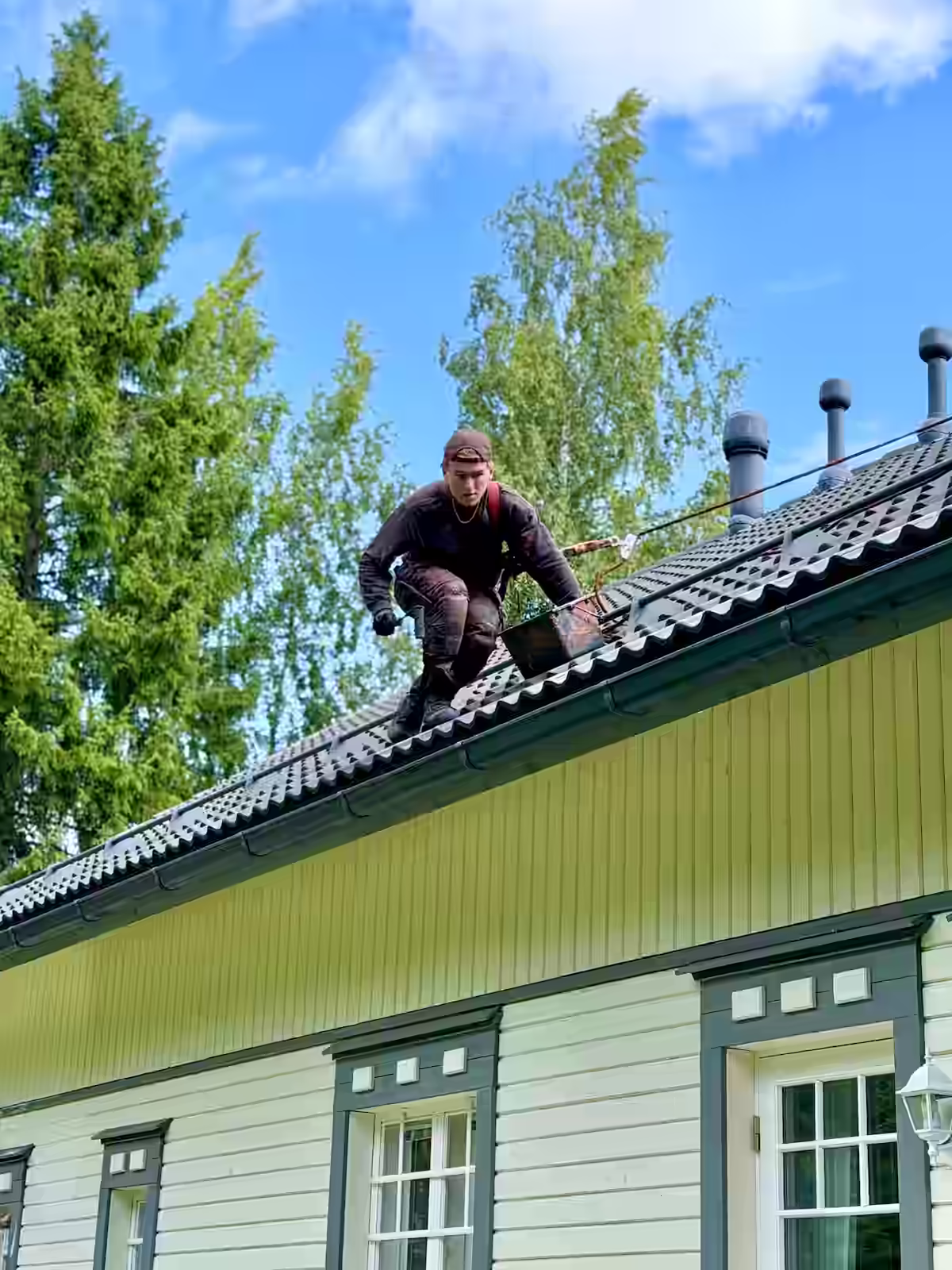 Eerik maalaa tiilikattoa ruiskulla