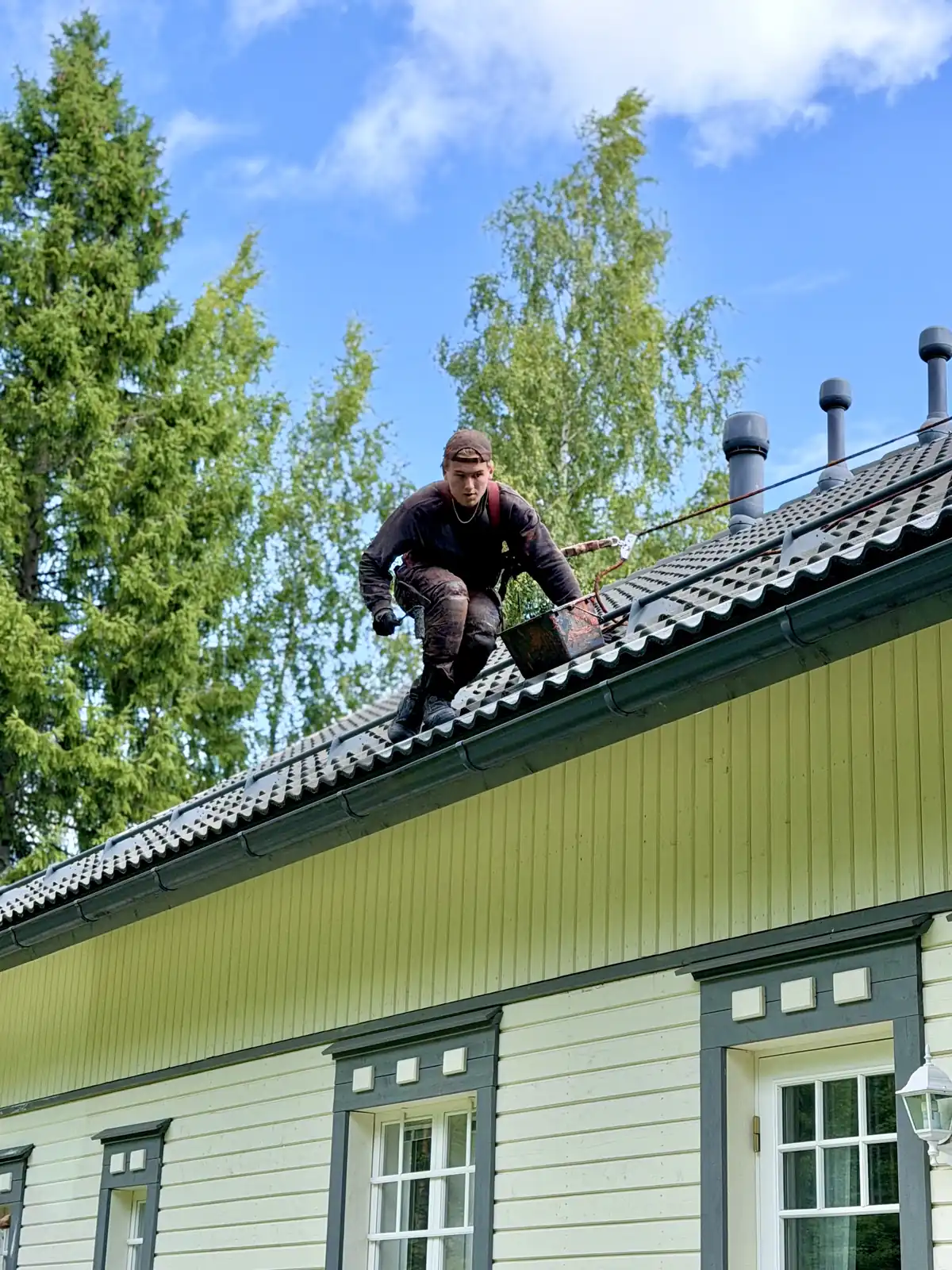 Eerik Pitkänen tiilikatolla Tampereella