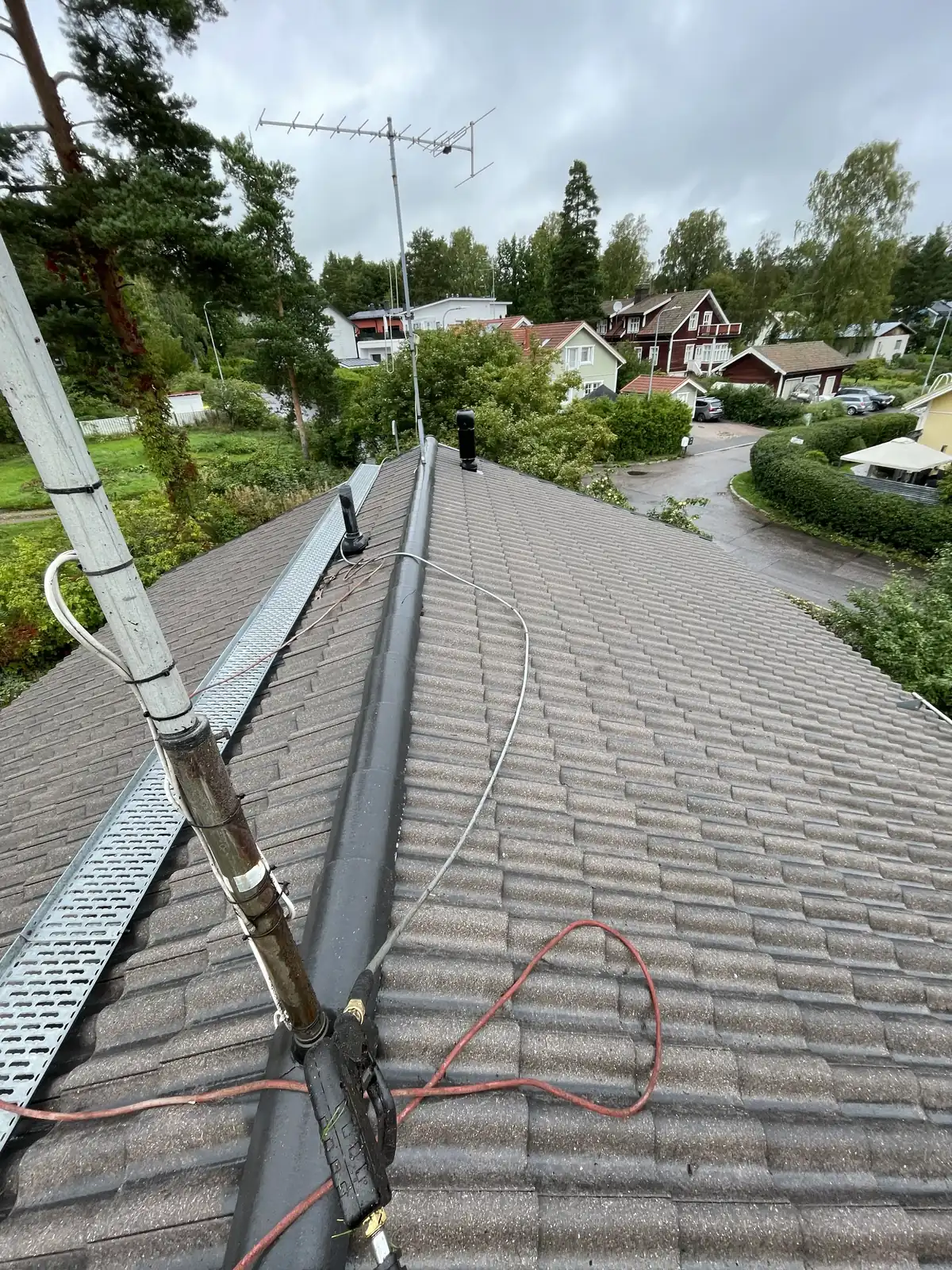 Harmaa tiilikatto Lempäälässä ennen ja jälkeen pinnoituksen: ennen