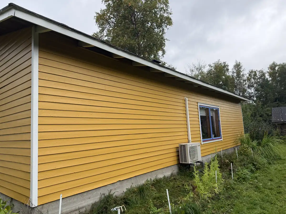 Keltainen puutalo maalauksen jälkeen Parkanossa