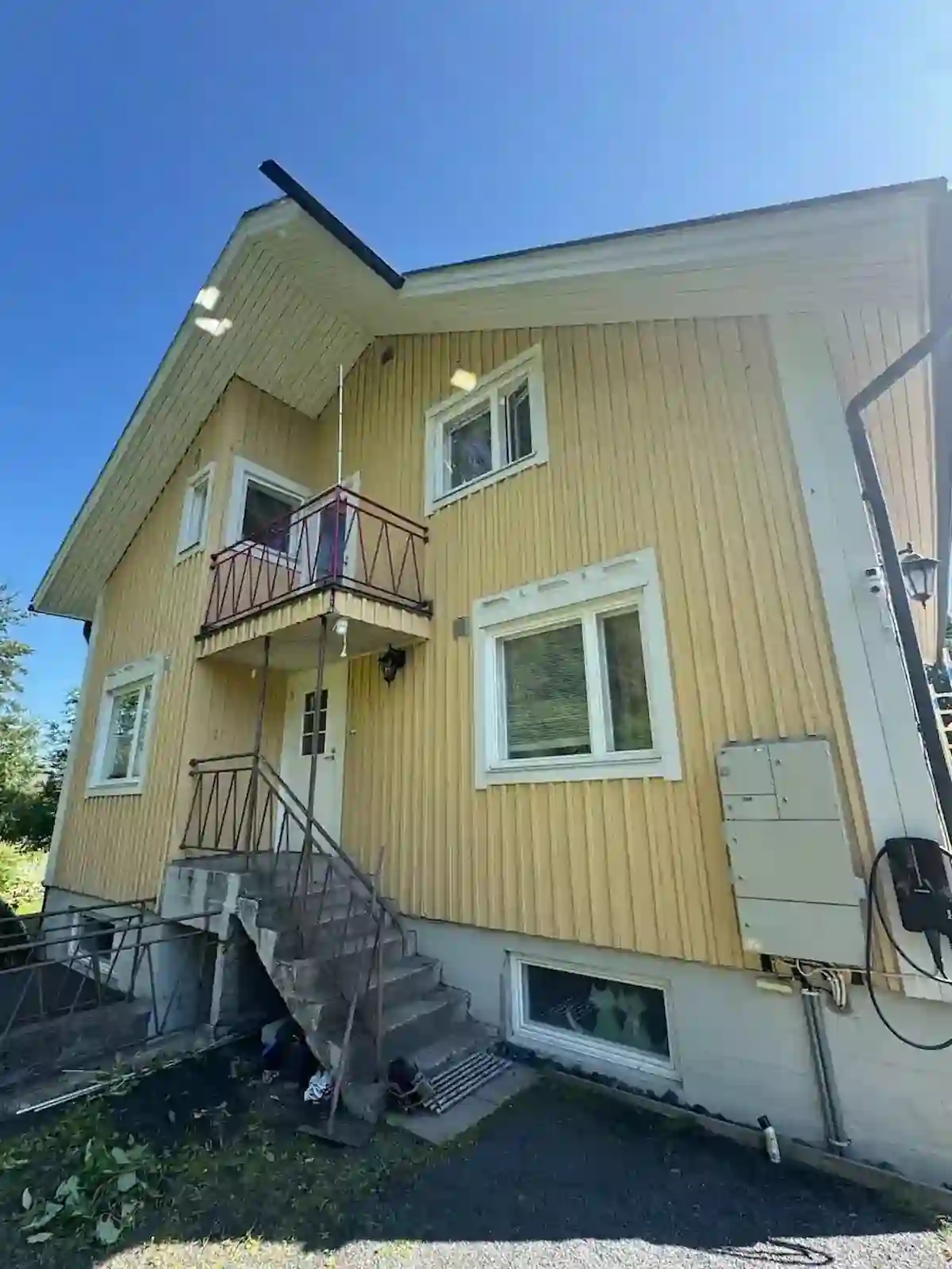 Keltainen puutalo ennen maalausta