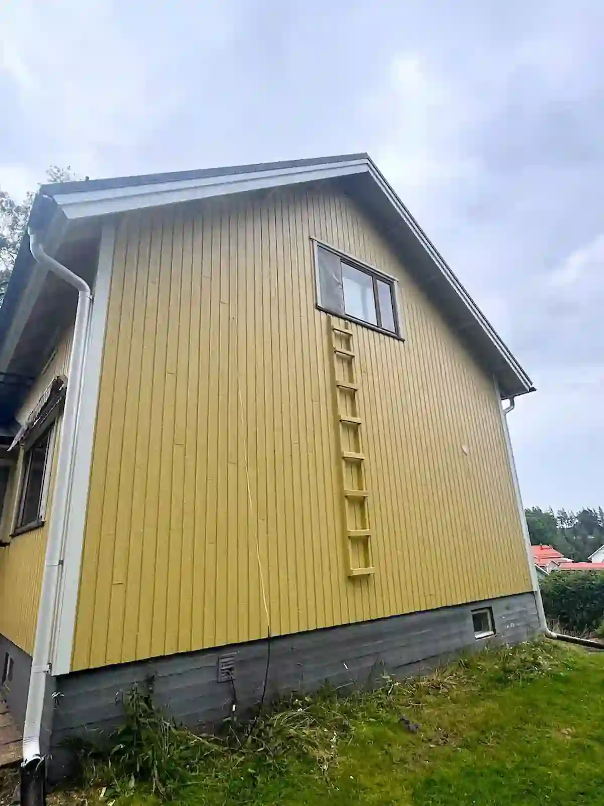 Keltainen ulkoverhous huoltomaalauksen jälkeen