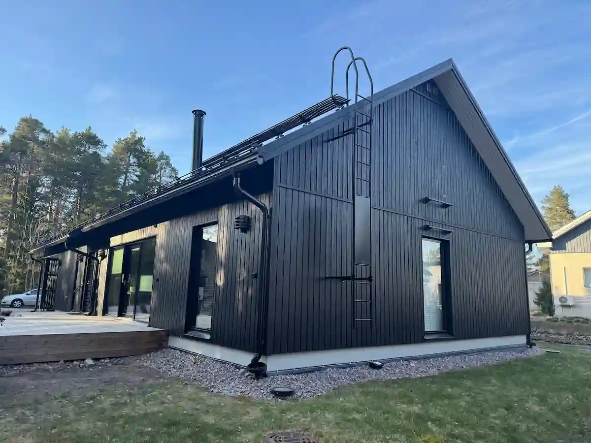Moderni tumma puutalo julkisivumaalaus valmis Pirkanmaalla