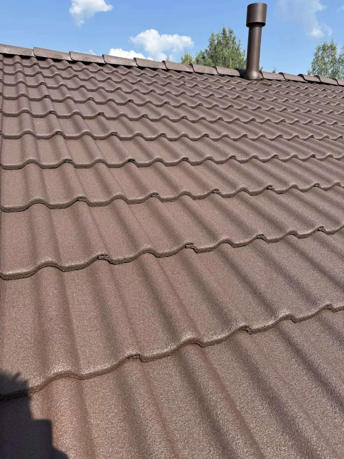Pinnoitettu tiilikatto läheltä Valkeakoskella