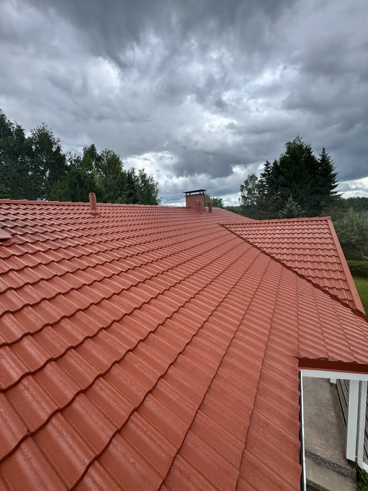 Punainen pinnoitettu tiilikatto Orivedellä