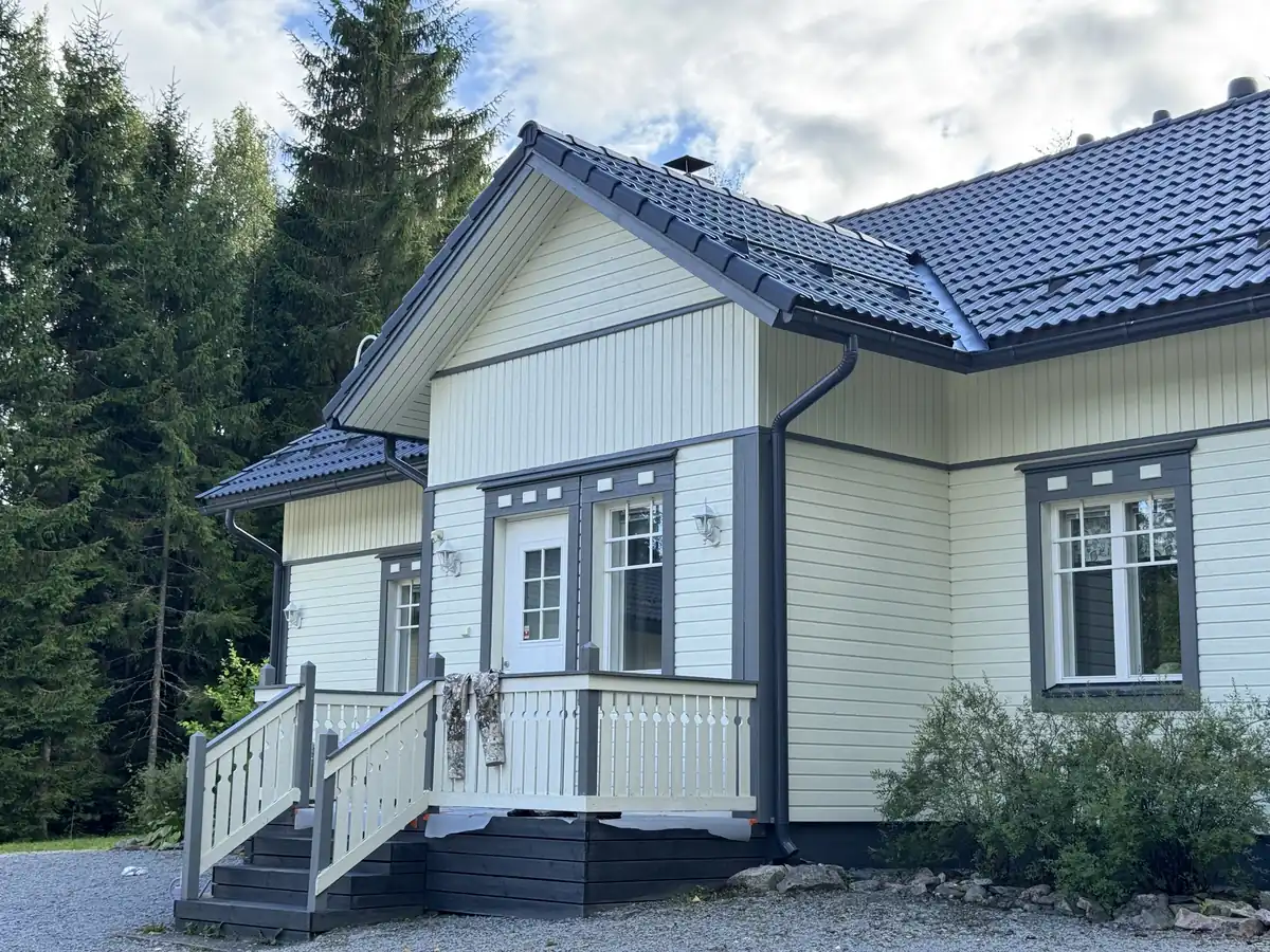 Vastamaalattu vaalea puutalo Tampereella