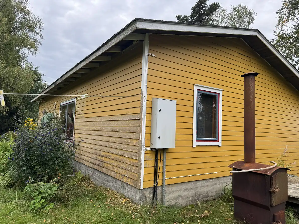 Keltainen puutalo Parkanossa ennen ja jälkeen maalauksen: ennen