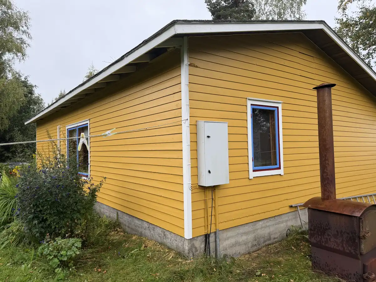 Keltainen puutalo Parkanossa ennen ja jälkeen maalauksen: jälkeen
