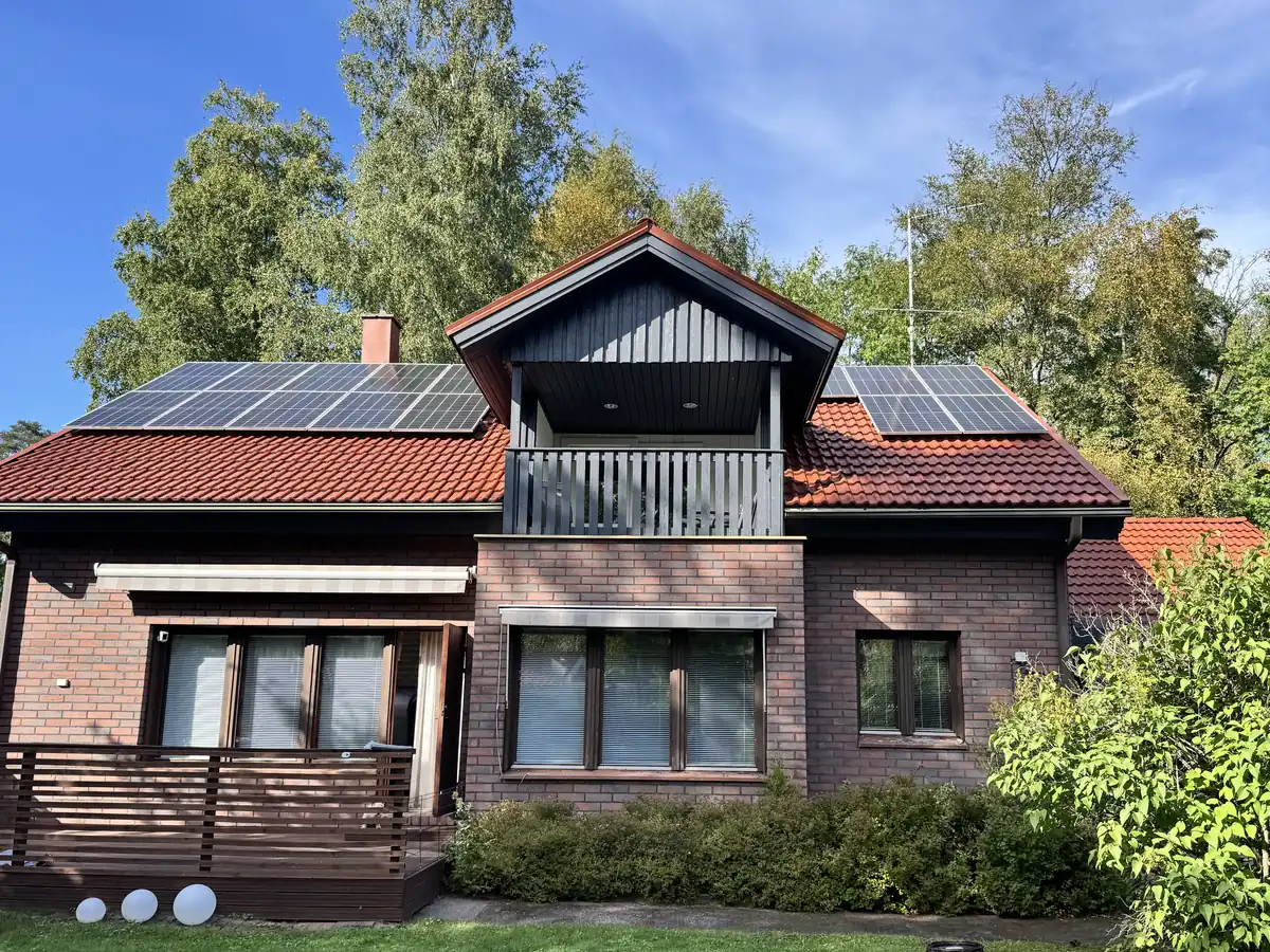 Tiilikatto Tampereella ennen ja jälkeen pinnoituksen: jälkeen