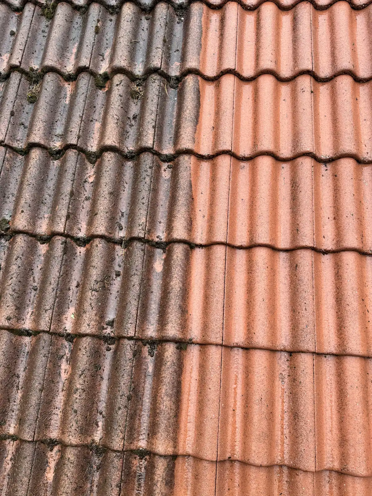 Tiilikatto puoliksi pestynä Ylöjärvellä