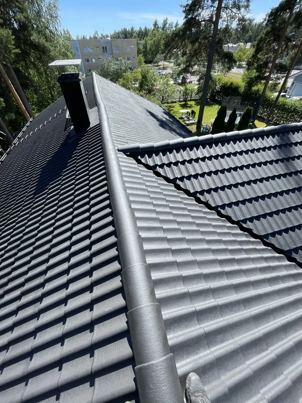 Tummanharmaa tiilikatto pinnoituksen jälkeen Pälkäneellä