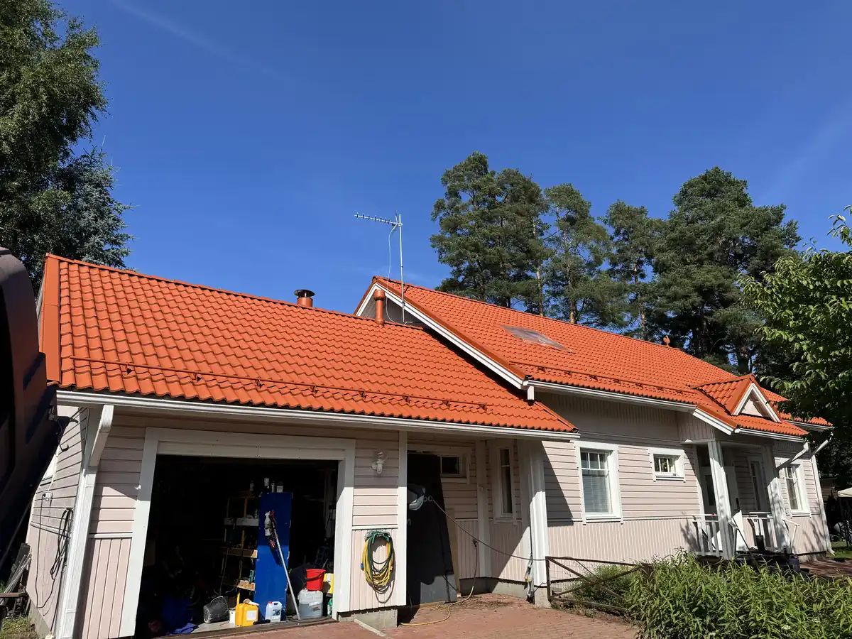 Vaalea omakotitalo ja pinnoitettu tiilikatto Kangasalla