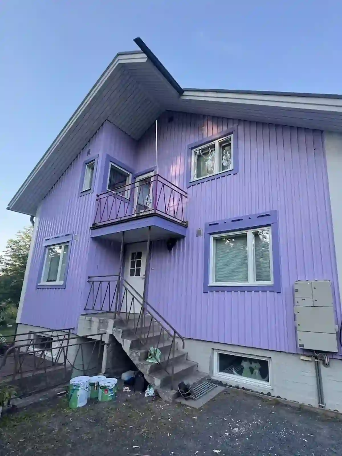 Sama puutalo violettina maalauksen jälkeen